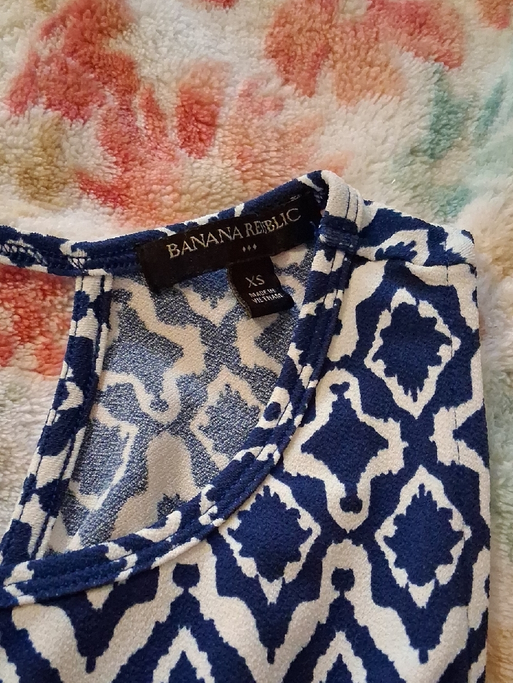 Banana Republic Navy and White Geometric Shell